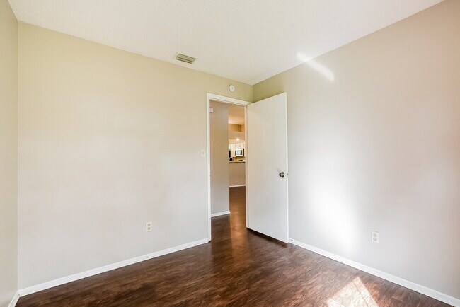 Building Photo - 1063 Alpug Ave