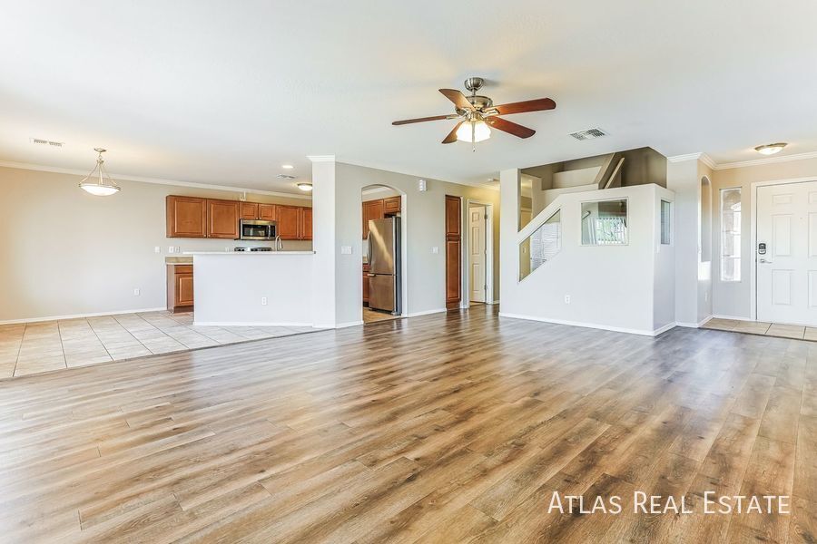 Building Photo - 912 E Mayfield Cir