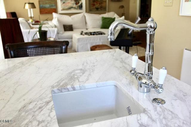 Building Photo - 807 N Doheny Dr