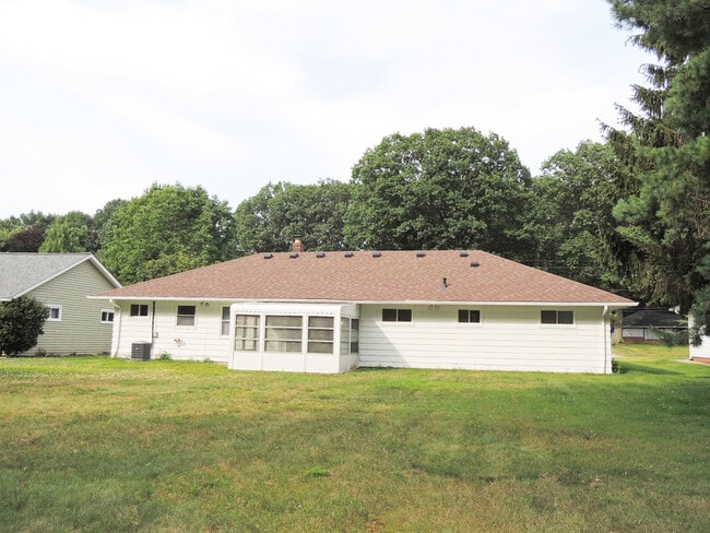 Building Photo - 3 Bed - 1.5 Bath Ranch for Rent in Richmond Heights!