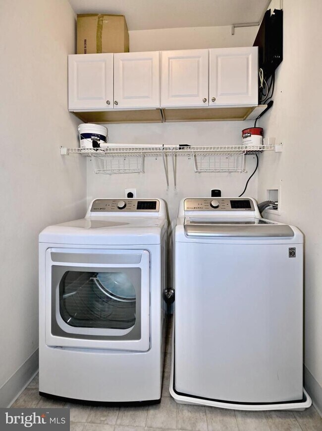 Building Photo - This impeccable 2-bedroom, 2-full bathroom condo is located in the sought-after, super-convenient...