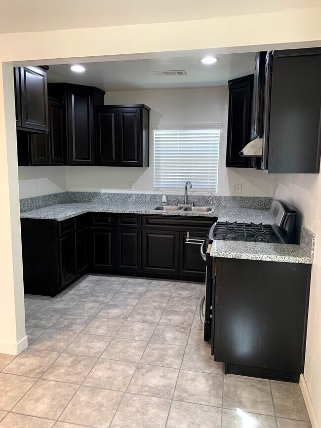 Building Photo - 3 Bedroom Home with HUGE yard!
