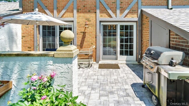 Building Photo - 10 Leland Ln