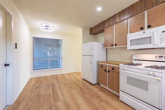 Building Photo - 462 Capehill Dr