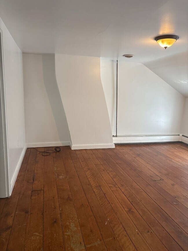 Building Photo - 1-2 Bedroom 3rd Floor Apartment Across from Central Market in Downtown York