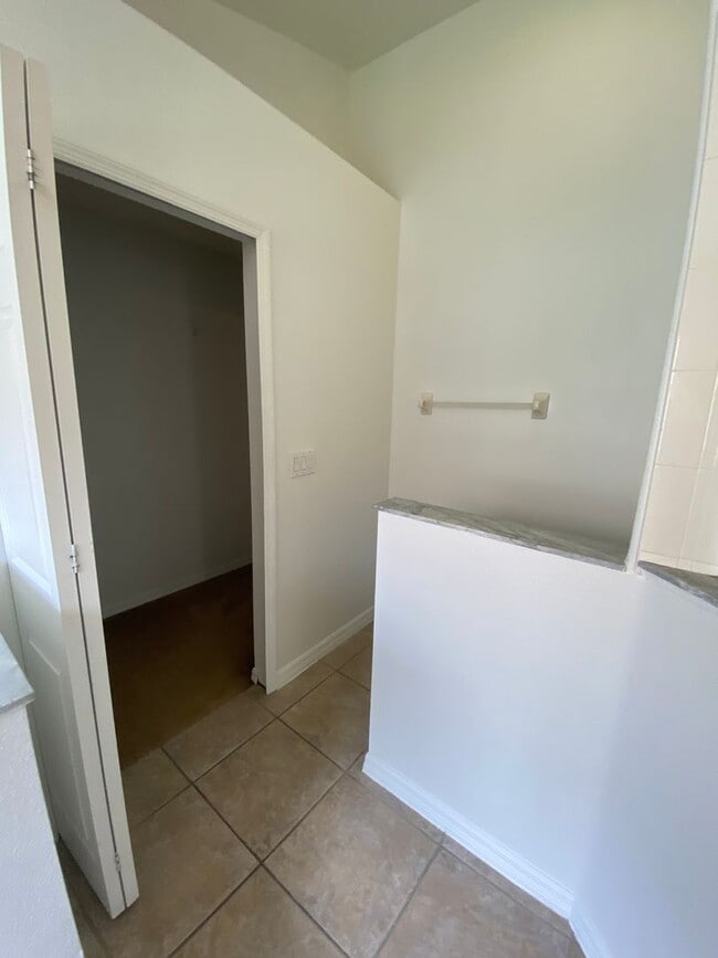 Building Photo - Great 4 Bedroom 3 Bathroom Pool Home in Indian Creek