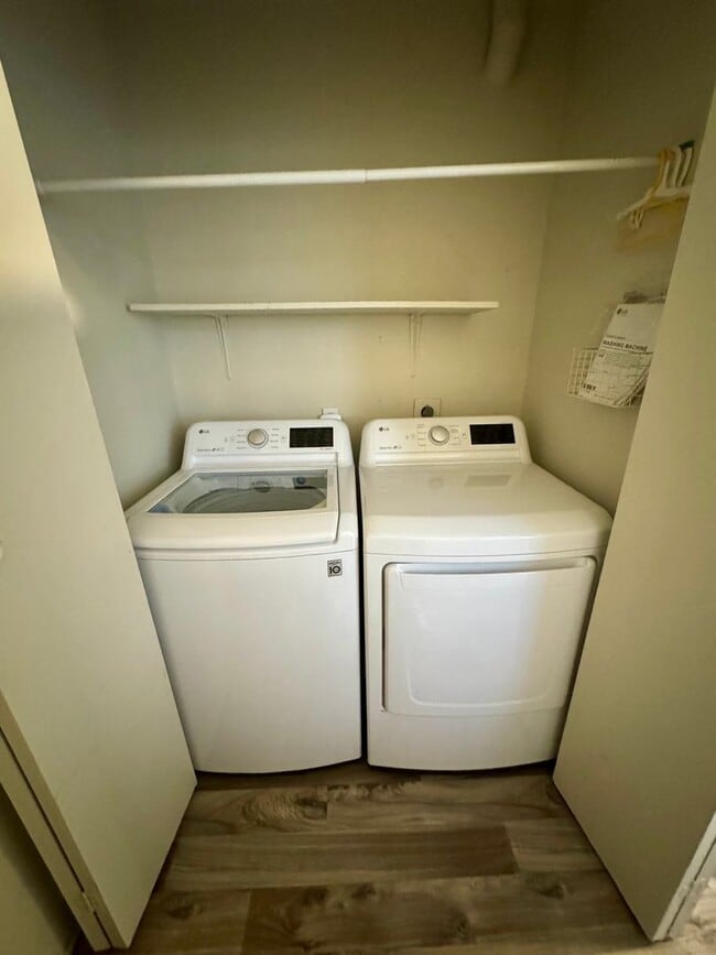 Building Photo - 2 Bedroom Townhome with Pool and Fitness Center/Centrally Located!!