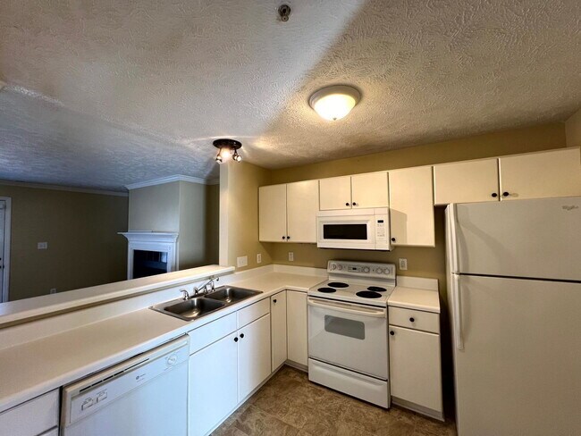 Building Photo - The King's Grant Condo