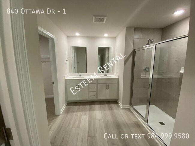 Building Photo - 840 Ottawa Dr