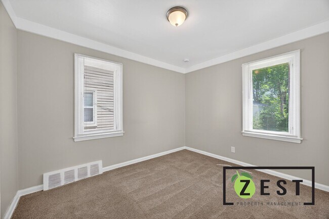 Building Photo - 8262 Rosemont Ave
