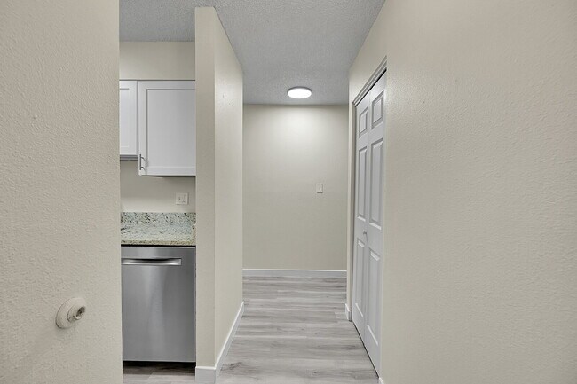 Building Photo - $1,650, 2-bed, 1 bath, located in Centennial