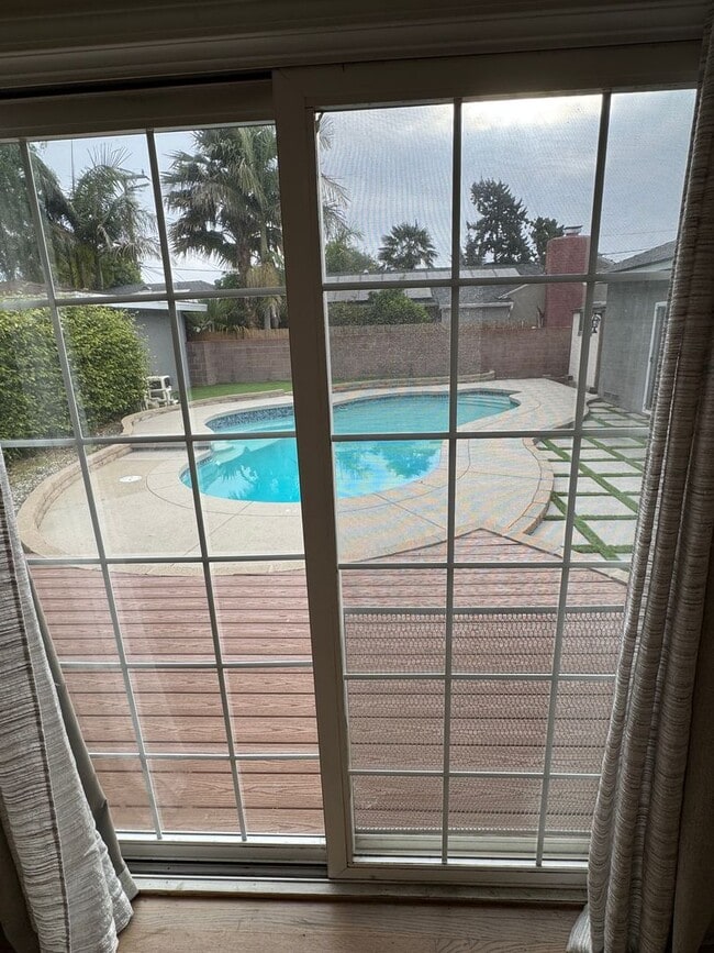 Building Photo - Beautiful 3 bedroom 2 bath Pool Home...  this one is a SHOW STOPPER