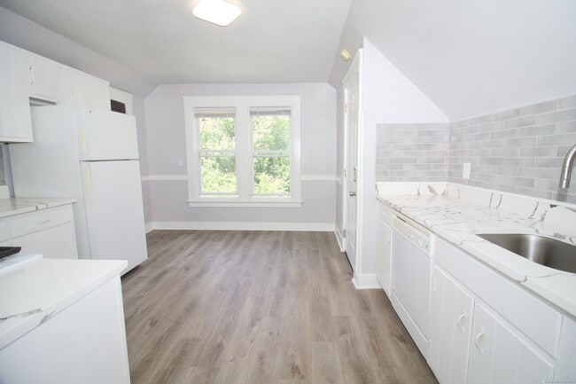 Building Photo - 253 Willow St