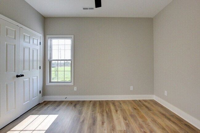 Building Photo - 102 Riverbend Dr