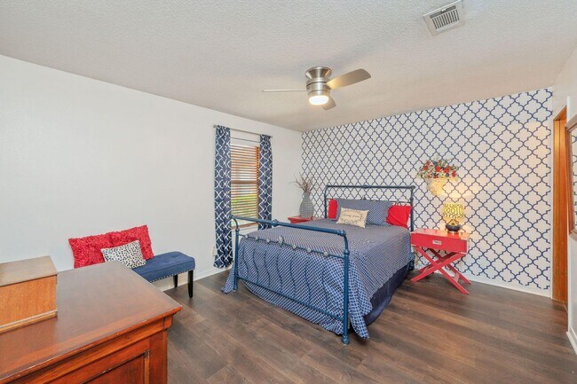 Building Photo - Enjoy resort-style amenities with this rental!