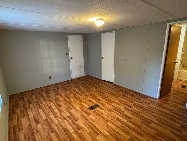 Building Photo - 4044 Friendship Rd