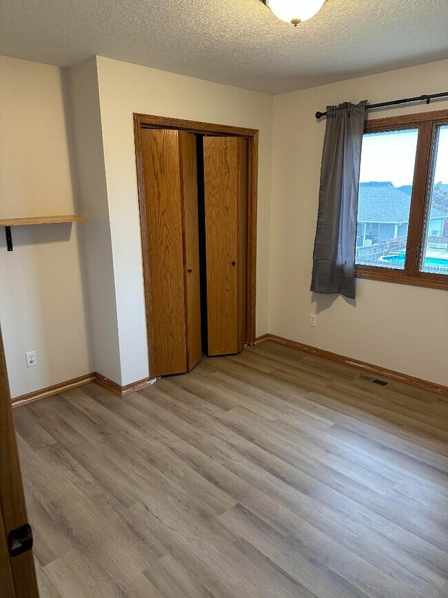 Building Photo - 658 Meadow Cir