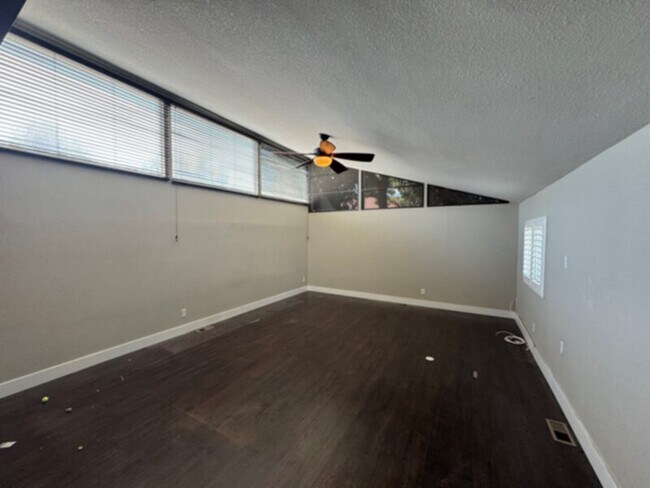 Building Photo - Stunning home in Ivywild!