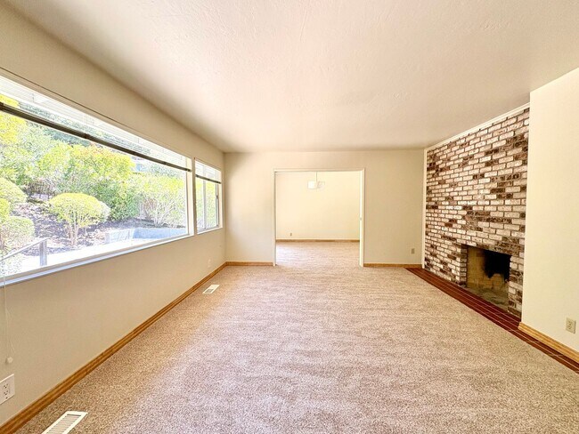 Building Photo - 1732 Las Gallinas Ave