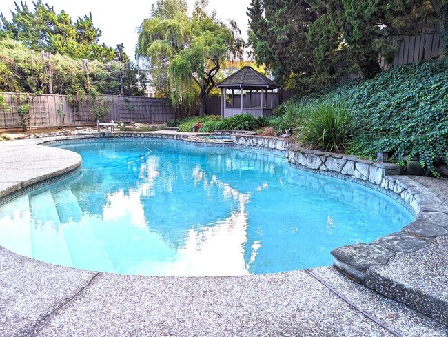 Building Photo - 6525 Idlewild Ct