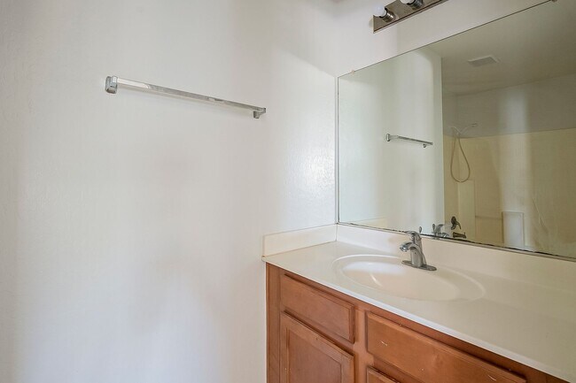 Building Photo - 4 Bedroom home for rent