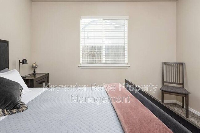 Building Photo - 879 N Traquair Pl