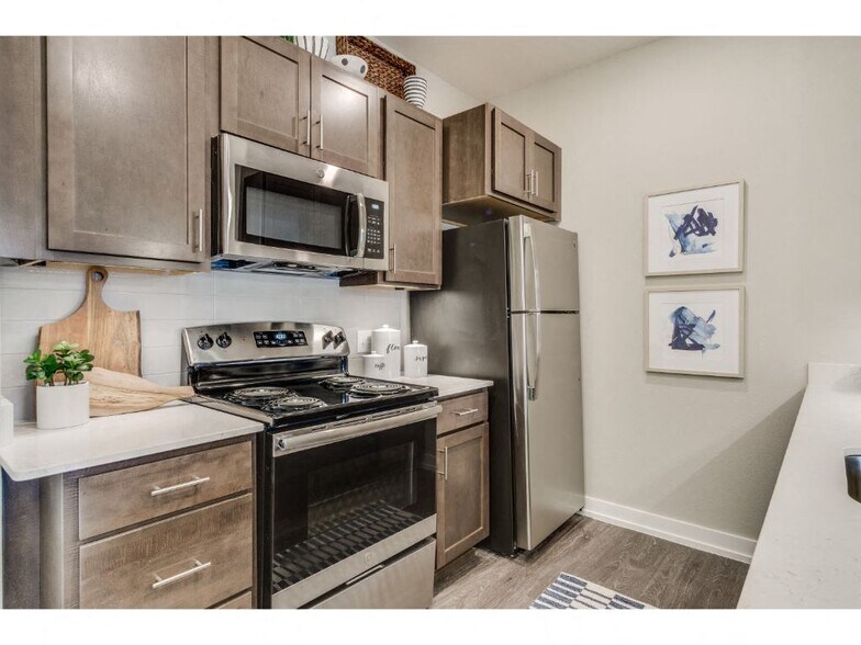 Cedar Kitchen - Montgomery Place Apartments