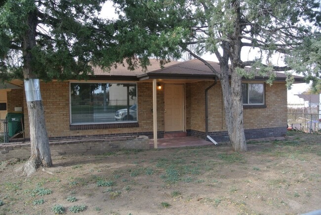 Building Photo - 2 bedroom/1 bathroom