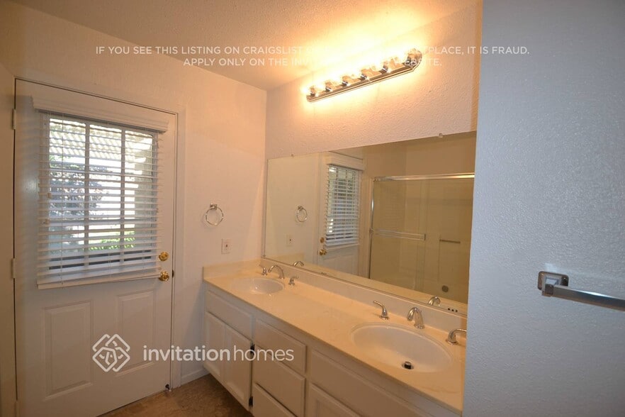 Building Photo - 1929 Oak Bluff Way