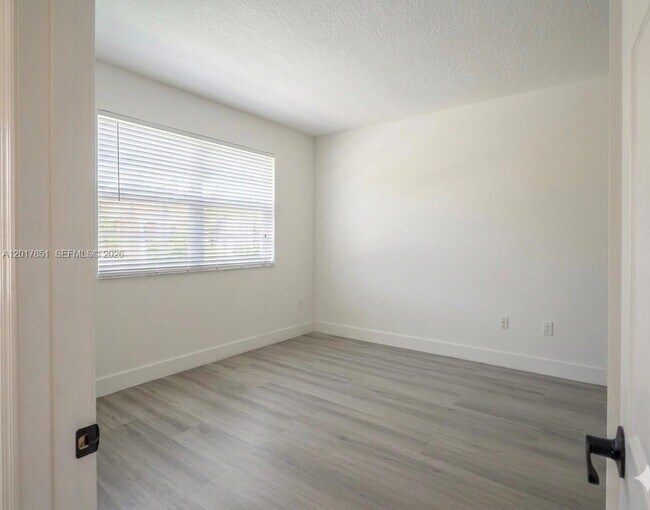 Building Photo - 140 SW 117th Ave