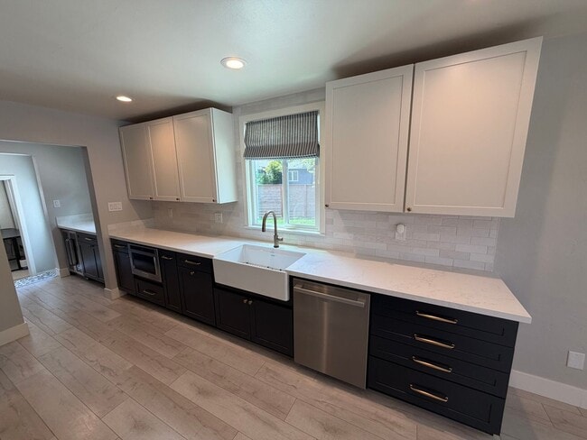 Building Photo - 3 Bedroom | 1.5 Bathroom | Single-Family Home