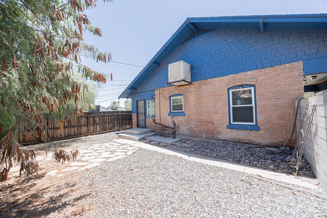 Building Photo - 831 N 10th St
