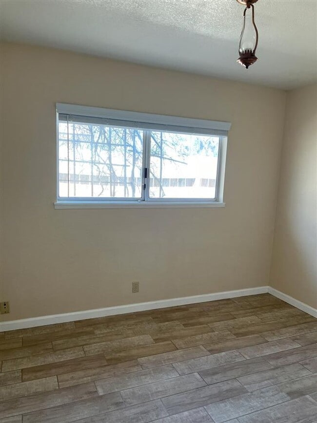Building Photo - Call Vaughn Realty Property Management (76...