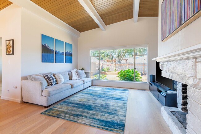 Building Photo - 4bd/1.75ba Shoreline Home