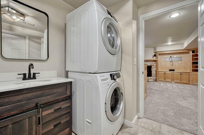 Building Photo - 12724 Henson Creek St