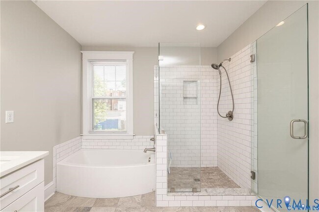 Building Photo - 2302 Maplewood Ave