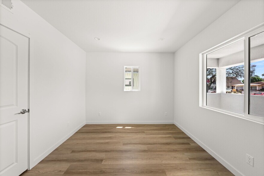Building Photo - 4700 S Gramercy Pl