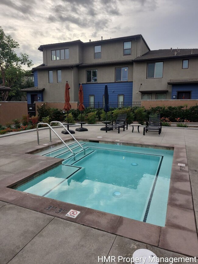 Building Photo - Modern 2-Bedroom Condo Near Victoria Gardens