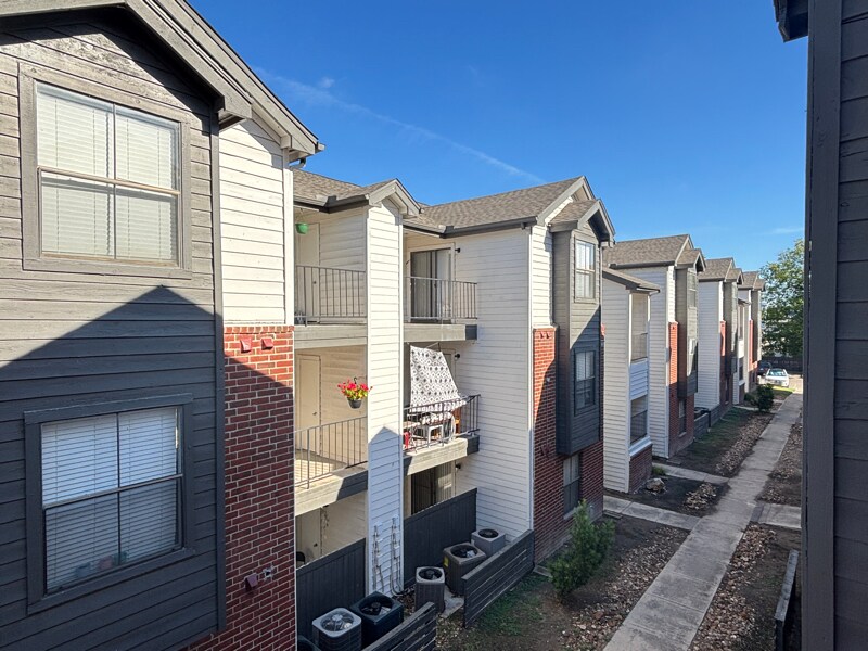 Building Photo - 1400 Clarewood Dr