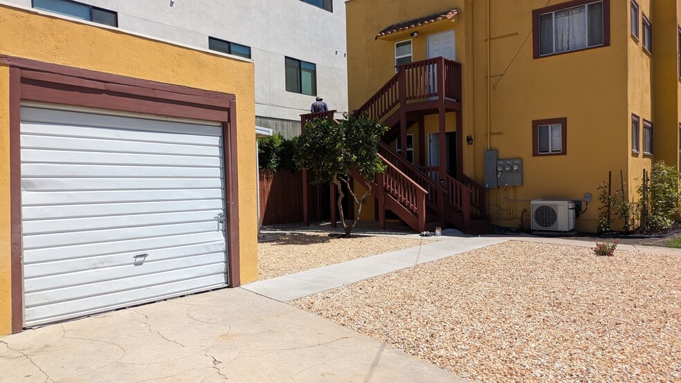 Off Street Parking - 2863 S Sycamore Ave