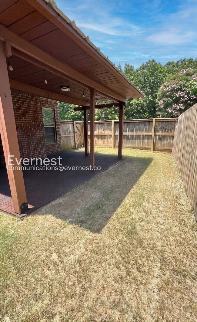 Building Photo - 3 Bed/2 Bath Home with Fenced Yard & Garage / Pet-Friendly / Vouchers Accepted / Available Now!