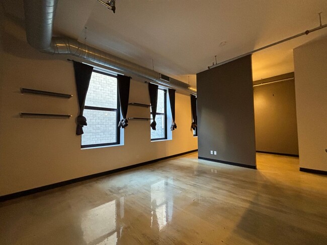 Building Photo - Spectacular Spacious Studio Condo in Downt...