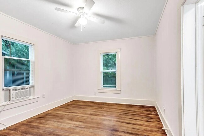 Building Photo - 425 E Sears St