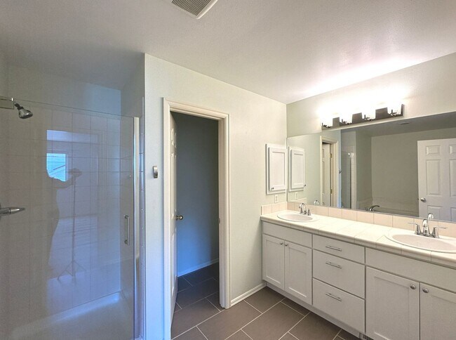 Building Photo - 3Bd/2.5Ba Kirkland House