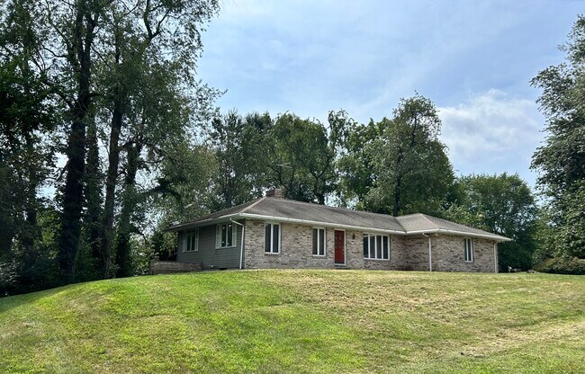 Building Photo - 818 N Timberline Cir W
