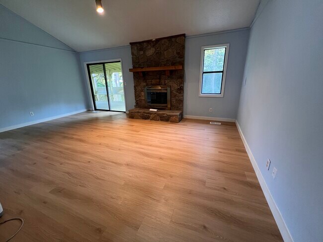 Building Photo - 4812 Bentwood Dr