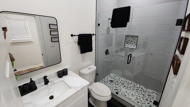 Building Photo - Fully updated 6 bed house!!! 1911 David!