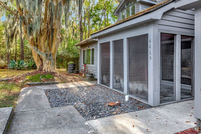 Primary Photo - Charming Townhome with Easy Ashley River A...