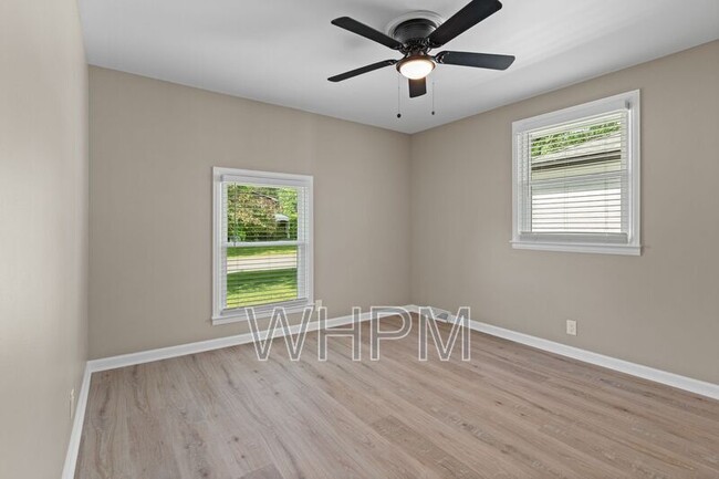 Building Photo - 258 Carriage Dr