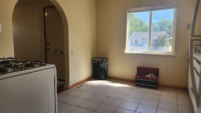 Building Photo - West Tacoma Cozy 2 Bedroom